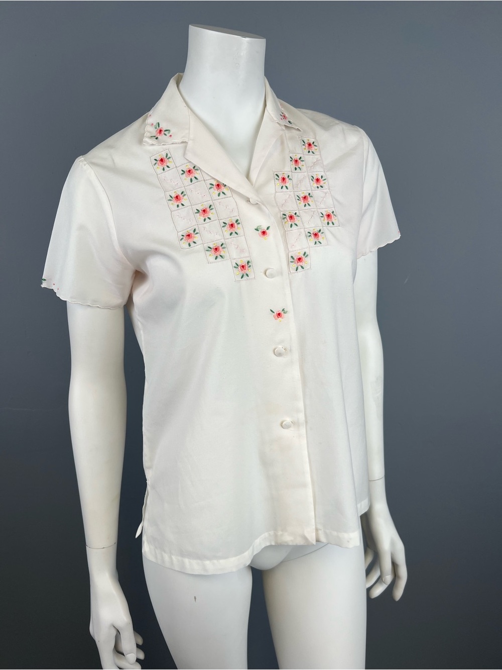 Vintage 1950s Daffodil Hand Embroidered Cream Short-Sleeve Button-Front Top